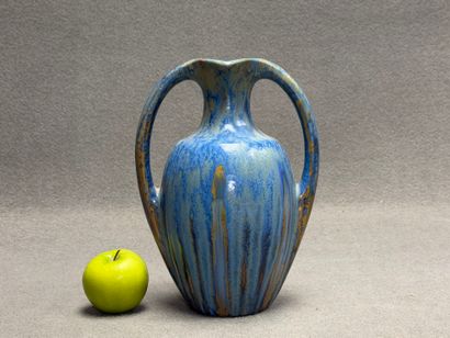 PIERREFONDS: Vase à deux anses à émail bleu...