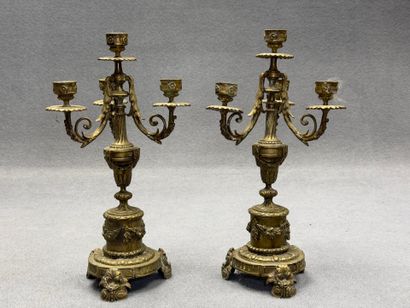 Paire de candélabres en bronze à quatre lumières.
Style...