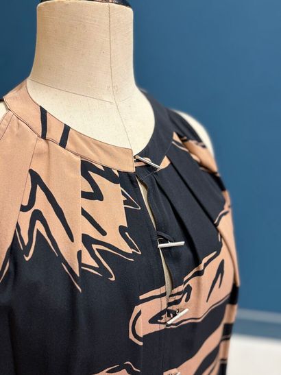 GEORGES RECH
Ensemble robe veste en soie.
Taille...