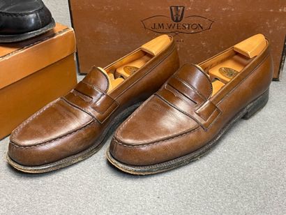 J.M WESTON. 
Deux paires de mocassins en...