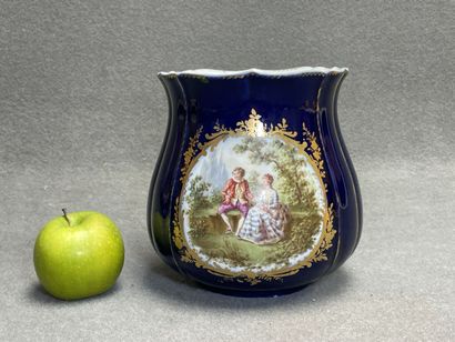 Limoges fin XIX°
Petit cache pot en porcelaine...