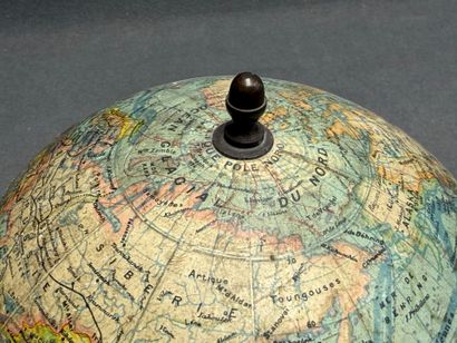 Globe terrestre en carton par Forrest, pietement...
