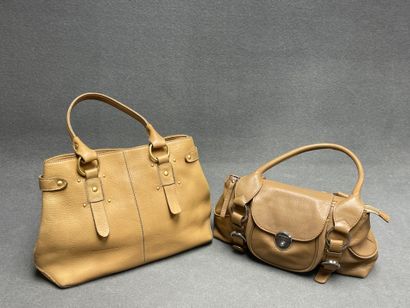 Deux sacs à main en cuir . 
Coccinelle. 
25...