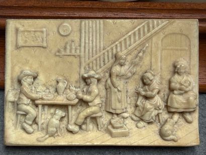 Quatre bas reliefs encadrés en plaque calcaire...