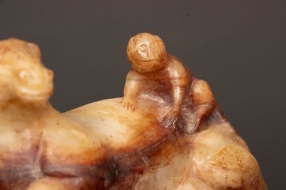Singe sur le dos d'un cheval allongé. 
Sculpture...