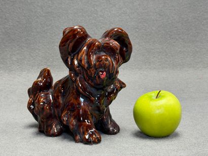 Chien en faïence. 
H. :16 cm.