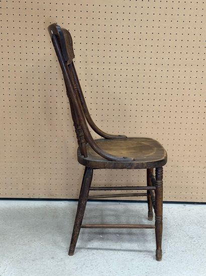 Chaise anglaise en chaine sculpté à barreaux.
Fin...