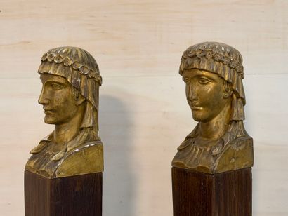 Deux montants de lits en placage d'acajou...