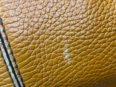TOD'S. 
Sac à main en cuir. 
28 x 40 x 16...
