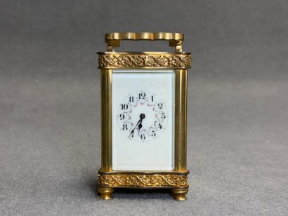 Petite pendulette en laiton. 
10 x 5,5 x...