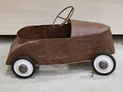 Voiture à pédales en tôle marron.
50 x 80...