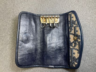 CHRISTIAN DIOR
Porte-clés en toile monogrammé....