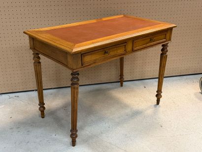 Bureau plat en noyer, dessus cuir 
Style...