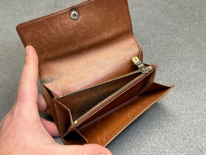 Louis VUITTON
Porte-monnaie en toile monogrammé.
14...