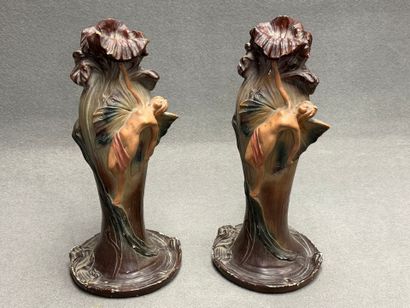 Paire de vases en platre patiné. 
Epoque...
