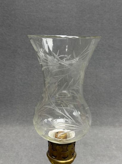 Lampe à pétrole en laiton et verre ciselé.
H:...