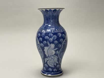 Vase balustre en porcelaine de Chine à décor...