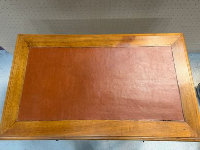 Bureau plat en noyer, dessus cuir 
Style...
