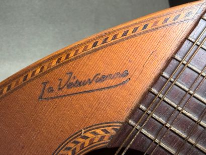 Mandoline La Vésuvienne, signée au fer sur...