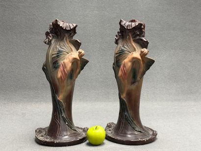 Paire de vases en platre patiné. 
Epoque...