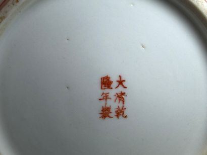 Théière en porcelaine de Chine.
Tampon rouge...