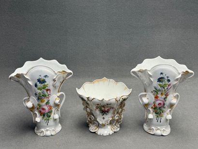 Trois grands vases de mariée en porcelaine...
