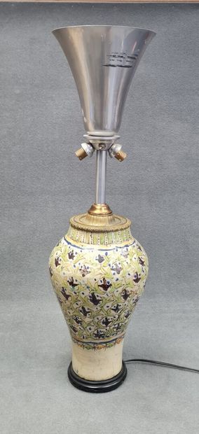 Vase en faïence d'Afrique du Nord, monté...