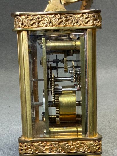 Petite pendulette en laiton. 
10 x 5,5 x...