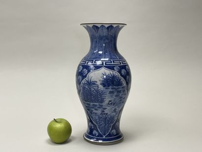 Vase balustre en porcelaine de Chine à décor...