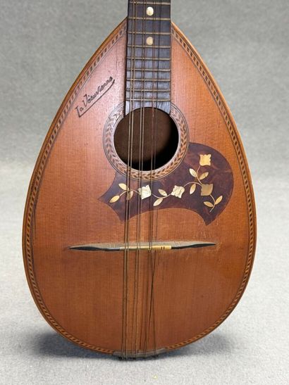 Mandoline La Vésuvienne, signée au fer sur...