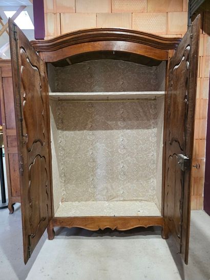Armoire en noyer mouluré
Style Louis XV XIX°...