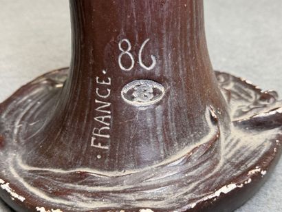Paire de vases en platre patiné. 
Epoque...