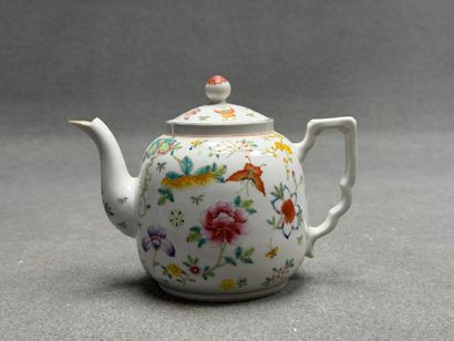 Théière en porcelaine de Chine.
Tampon rouge...