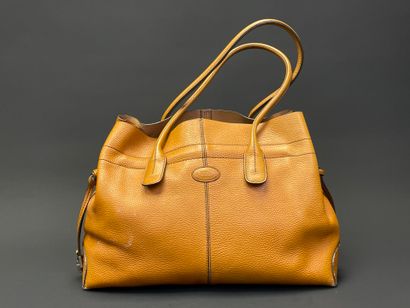TOD'S. 
Sac à main en cuir. 
28 x 40 x 16...