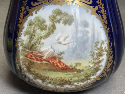 Limoges fin XIX°
Petit cache pot en porcelaine...