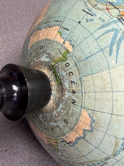 Globe terrestre en carton par Forrest, pietement...