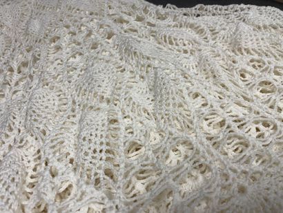 Ensemble de napperons et trois nappes au...