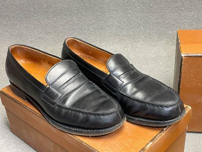 J.M WESTON. 
Deux paires de mocassins en...