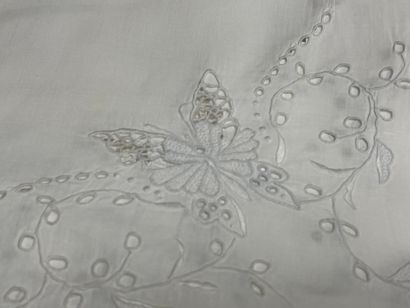Ensemble de napperons et trois nappes au...
