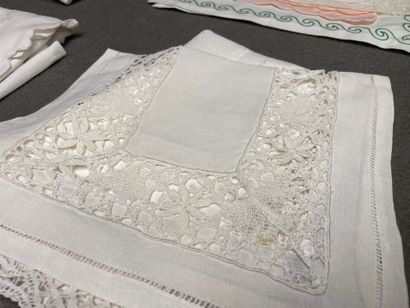 Ensemble de napperons et trois nappes au...