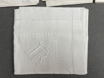 Sept taies d'oreiller en métis blanc.
+ 3...
