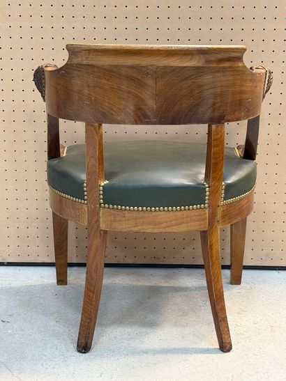 Fauteuil de bureau en noyer sculpté de mufles...