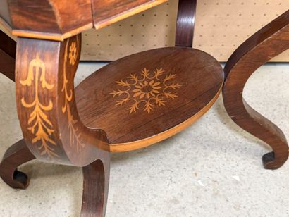 Table à ouvrages en marqueterie de bois clair...