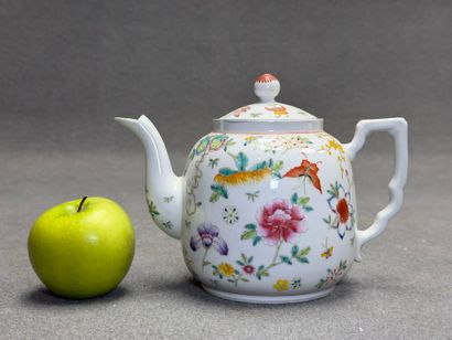 Théière en porcelaine de Chine.
Tampon rouge...