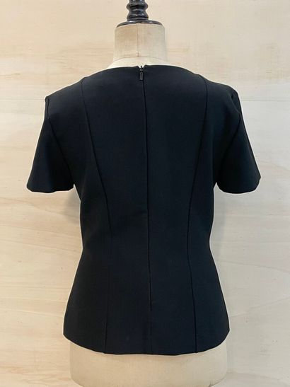 Hugo Boss. Haut taille 40. 
On y joint un...