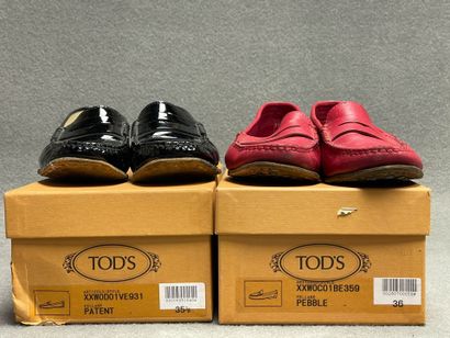 TOD'S.
Deux paires de mocassins de dame en...