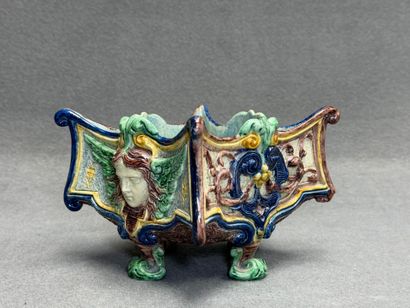 Cache pot en barbotine de style Renaissance.
15...