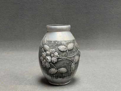 Vase art déco en étain à décor repoussé.
Signé...