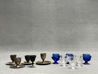 Cinq coquetiers en métal et six en verres....