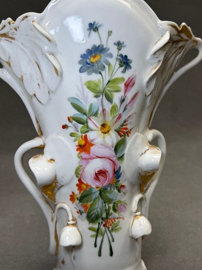 Trois grands vases de mariée en porcelaine...